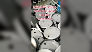 ¿Cómo perforar la placa superior del resorte neumático?